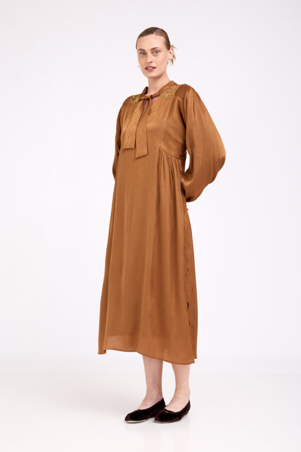 שמלת פלורליס חומה