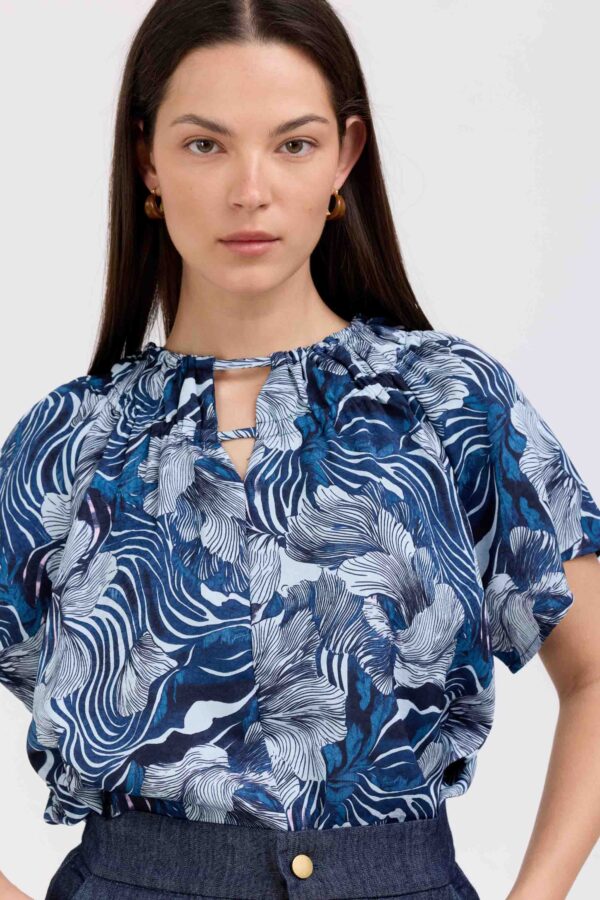 חולצת פרי כחולה